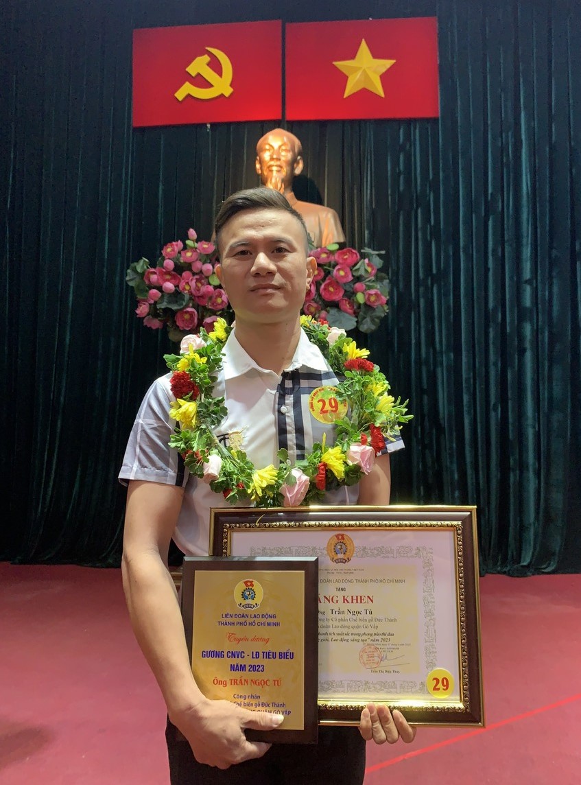Ngọc Tú vinh dự nhận bằng khen tại liên đoàn lao động TP HCM
