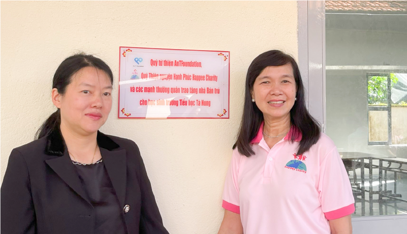 Bà Trần Thị Vũ Loan, Phó chủ tịch UBND TP. Đà Lạt và bà Lê Hải Liễu, CT HĐQT công ty gỗ Đức Thành, đại diện Happee Charity