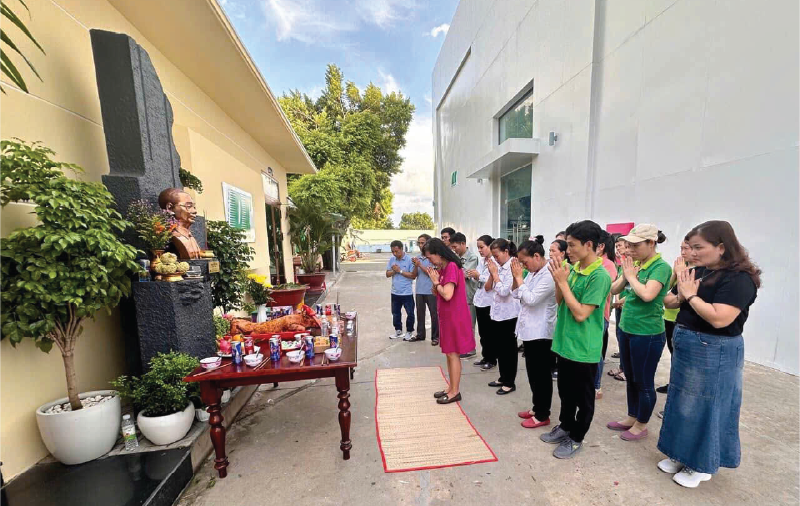 Thắp hương Bác Ba nhân ngày vui mừng đạt doanh số Quý II/24