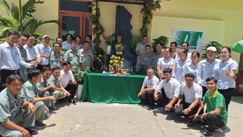 Thắp hương Bác Ba nhân ngày giỗ Bác Ba tròn 18 năm