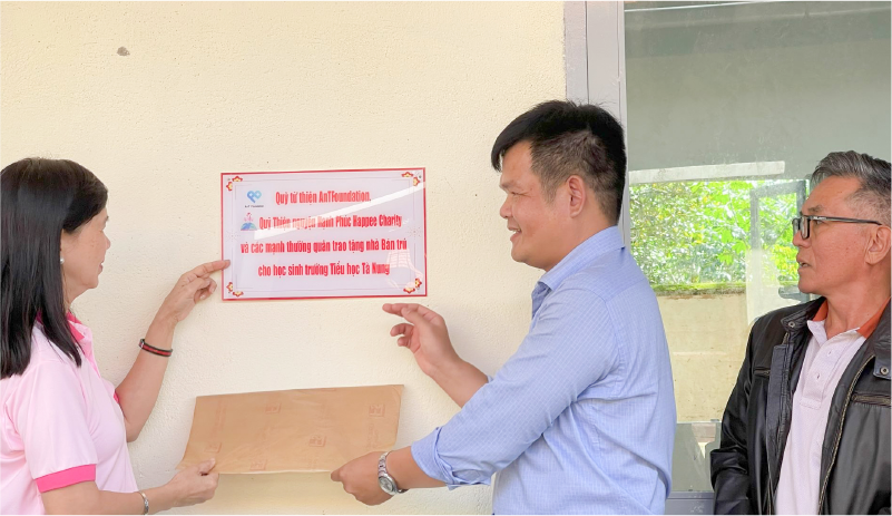 Bà Lê Hải Liễu và ông Đậu Xuân Đức, Hiệu trưởng trường Tà Nung, cắt băng khánh thành nhà bán trú