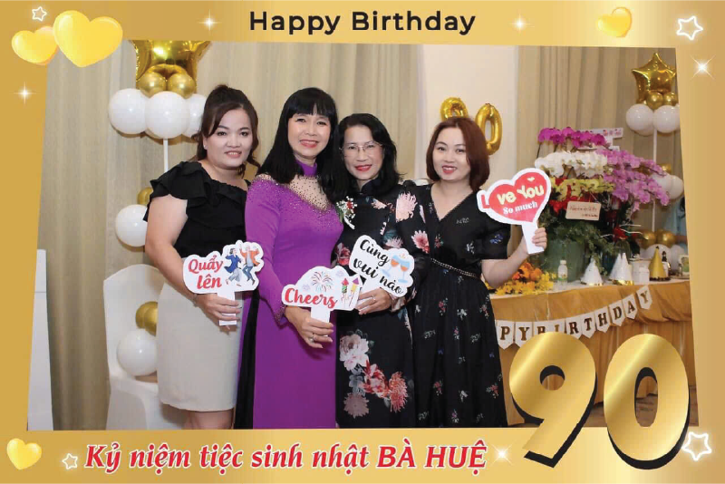 Chụp hình chung Cô Liễu - CT. HĐQT và các chị xinh đẹp