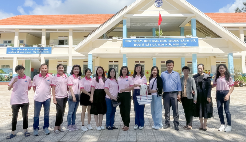 Đoàn thiện nguyện Happee Charity chụp hình lưu niệm cùng ban giám hiệu trường TH Tà Nung.
